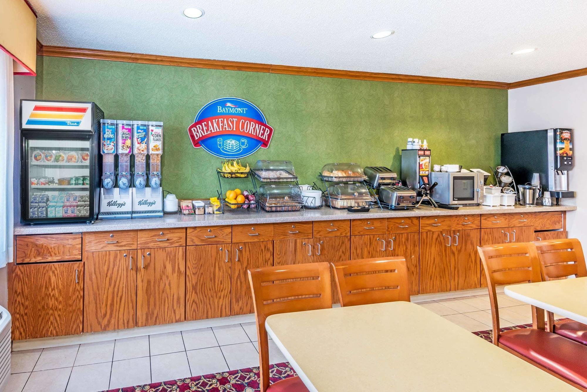 Baymont By Wyndham Salina Hotel Exterior photo