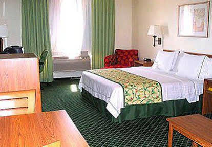 Baymont By Wyndham Salina Hotel Exterior photo